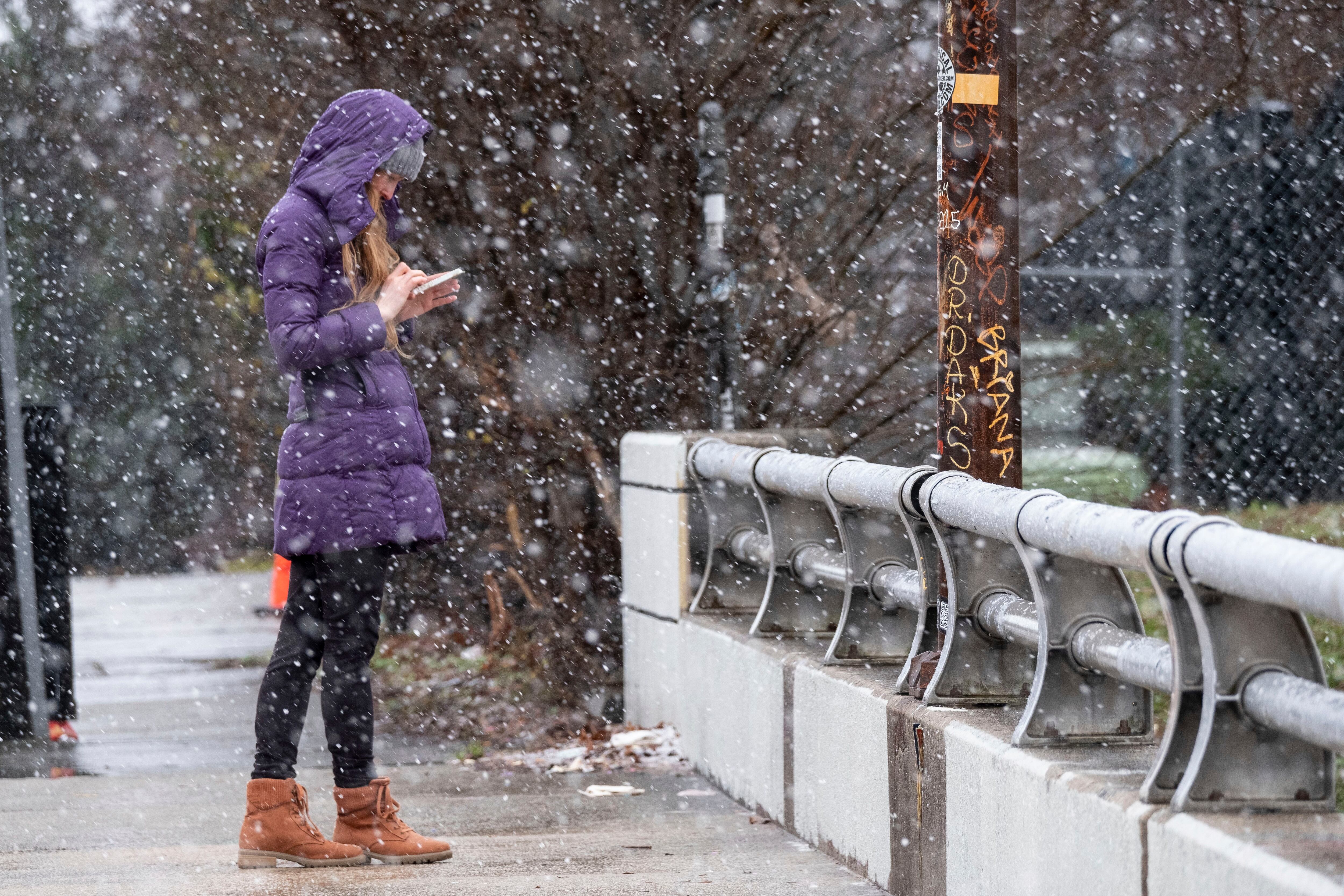 Tokyo shivers under unusually heavy snowfall